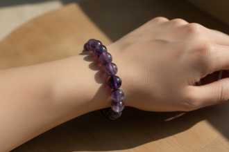 make somebody wearing this on wrist